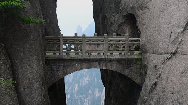 有谁知道两座山中间一座桥如图是哪里的景点吗