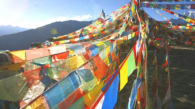 藏族人在山上挂的彩旗是什么