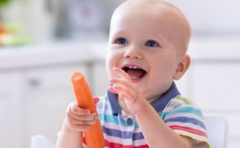 婴儿辅食添加 注意预防食物过敏