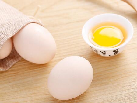 孕妇吃生鸡蛋对胎儿的影响 这些不良后果需警惕
